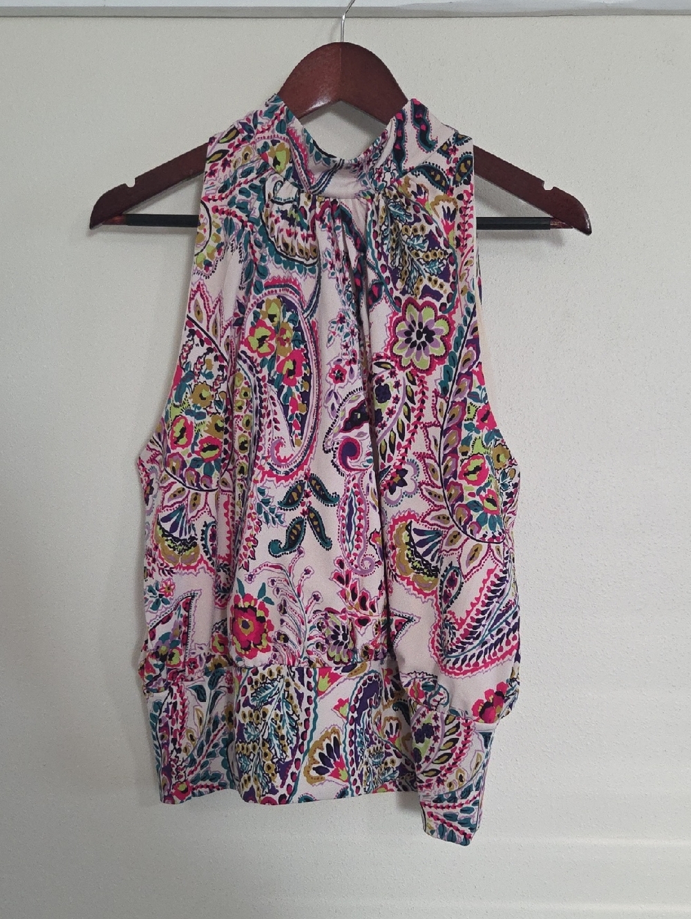 Jules & Leopold Pink Paisley Tie-Neck Sleeveless Top
